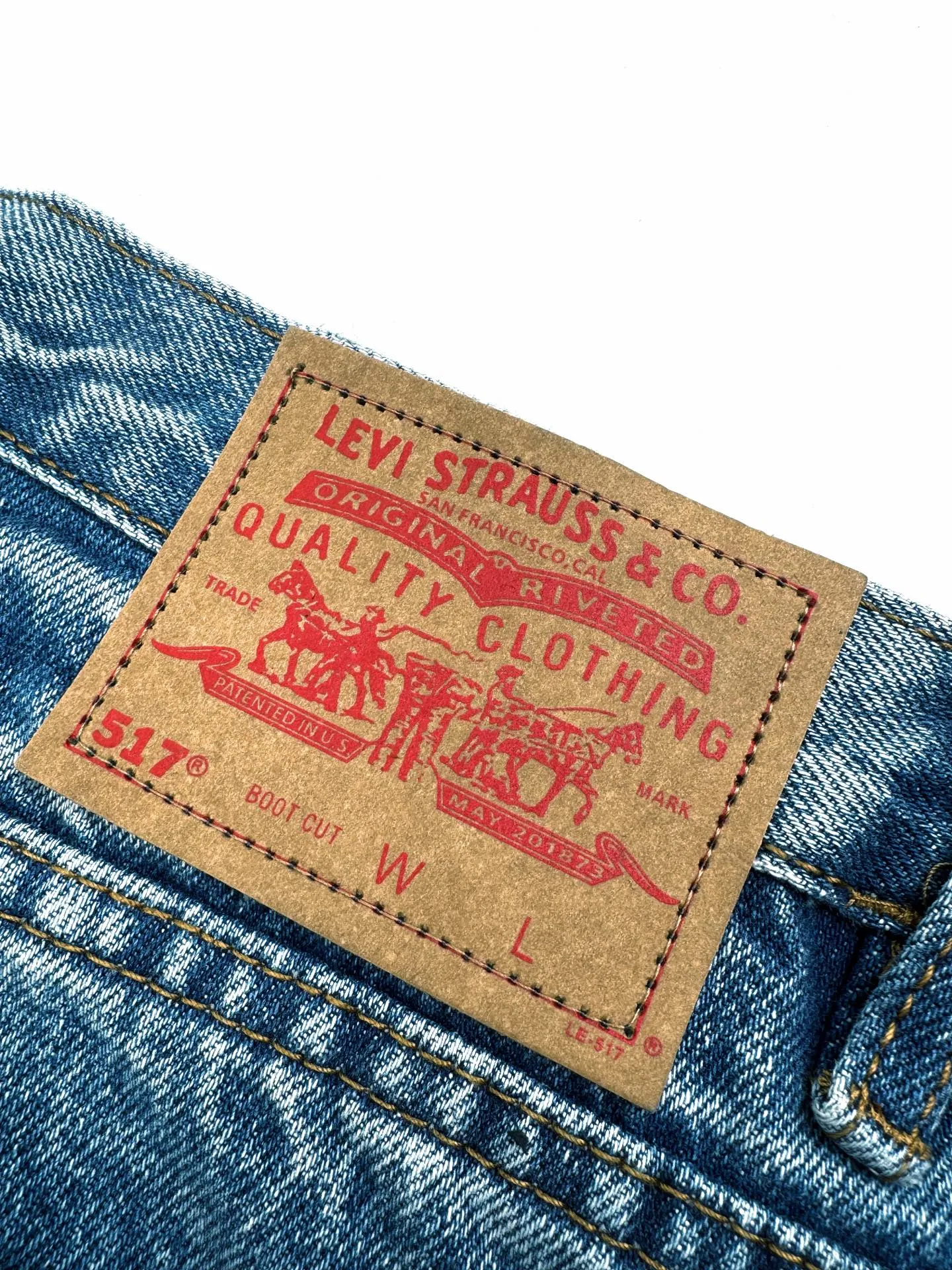 P660 Chrome Hearts Cross Logo Jeans Customized textured cotton denim with dark bamboo rhyme. Fine texture, comfortable and close to the skin. Mist indigo. A denim poem dyed with time. The black leather cross patch is used as the anchor. Every inch of touch hides untamed wildness. The right-angled outline of the cross conveys rebellion, forming a large-scale chaos. The kraft paper and pocket logo plate at the rear waistband sway slightly with the swing of the body. It adds a dynamic and vitality, interprets the perfect blend of retro and luxury, and makes the pants an attitude statement when worn. Process 1: Prioritize the customization of 1:1 original denim material, stir-fry snowballs, stir-fry salt, and prepare a special corresponding solution. Add a certain amount of dye, soak the denim material in it to absorb the solvent, and then scrub and dry it to further fade and oxidize. Process 2: Use fried sand hand-rubbing technology to cause natural fading and wear on the surface of the denim material by processing it on a sand frying machine. Then use special tools to physically damage the surface of the jeans by hand, maintaining the original texture and details while adding to their uniqueness. Process 3: Combining the rubbing and wrinkling whisker technology and the gun-drawing whisker technique. Prioritize manual rubbing in specific areas to achieve a natural wrinkle effect, and then use specific tools to draw the whisker-shaped texture to achieve a full visual effect. Process 4: Use the rotten edge hanging technology on the holes to achieve the natural rotten edge effect by rubbing the edges with physical abrasion. Combining high-temperature steam and sandpaper. Remove fiber hairiness and color difference to give jeans a unique hole and wear effect. Accessories: Customized 1:1 CH Nipple nails Customized 1:1 CH Shake your head buckle Customized 1:1 CH Big cross buckle Customized 1:1 CH genuine leather cross Customized 1:1 CH Kraft paper label Customized 1:1 CH Iron plate Customized 1:1 CH trademark Version: Loose version Size: 28 30 32 34 Style number: CC901
